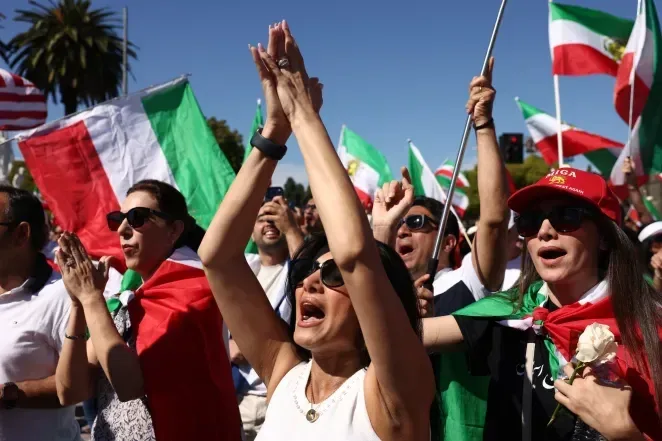 Hàng ngàn người Mỹ gốc Iran tiếp tục xuống đường tại Los Angeles ngày thứ hai sau khi giáo chủ thiệt mạng