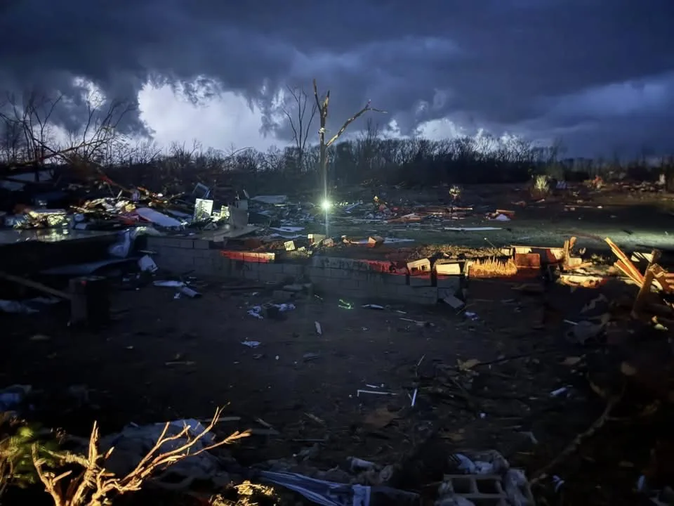 Lốc xoáy gây thiệt hại lớn tại Illinois và Indiana, nhiều khu dân cư bị tàn phá