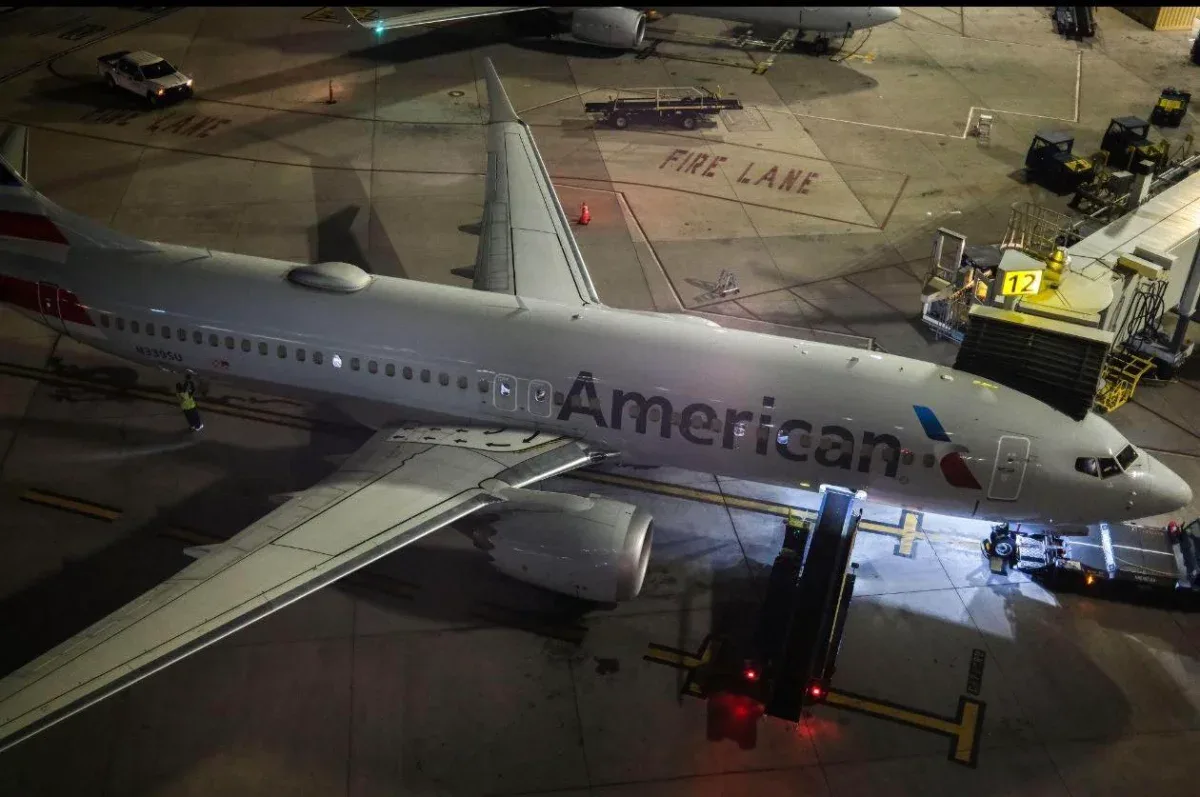 Máy bay American Airlines hạ cánh tại Miami International Airport với vết đạn trên cánh sau chuyến bay từ Colombia