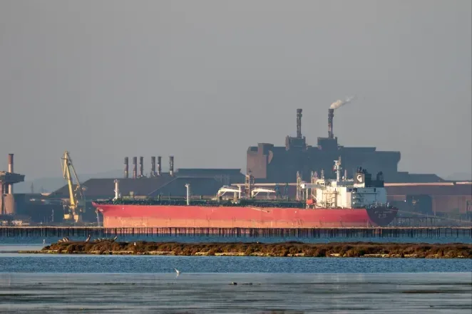 Mỹ nới lỏng trừng phạt Iran: 140 triệu thùng dầu sắp "đổ bộ", giá xăng có giảm nhanh?