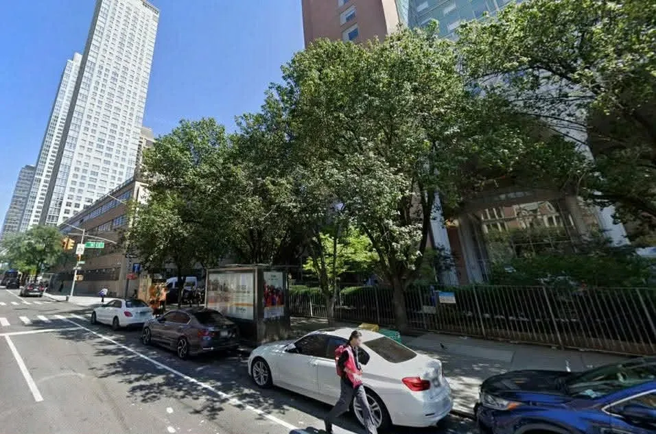 Người đàn ông 28 tuổi bị đâm vô cớ trước tòa nhà John Jay College tại Manhattan