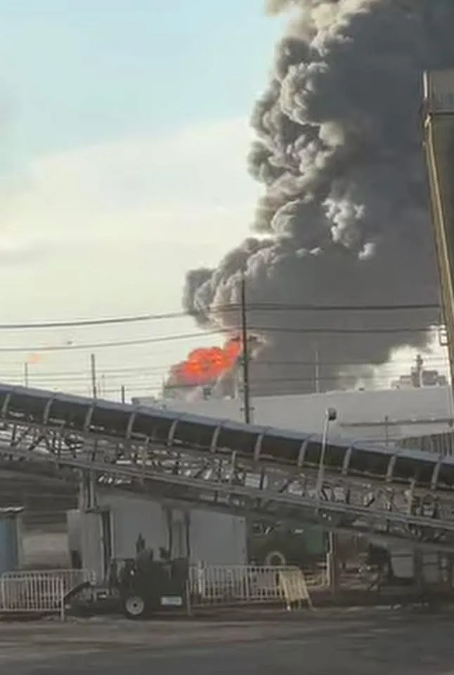 Nổ Lớn Tại Nhà Máy Dầu Ở Texas: Lệnh Trú Ẩn Được Ban Hành