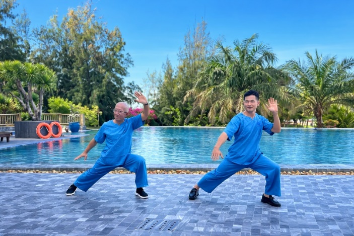 Tập Taichi bên hồ bơi tại Stelia Beach Resort