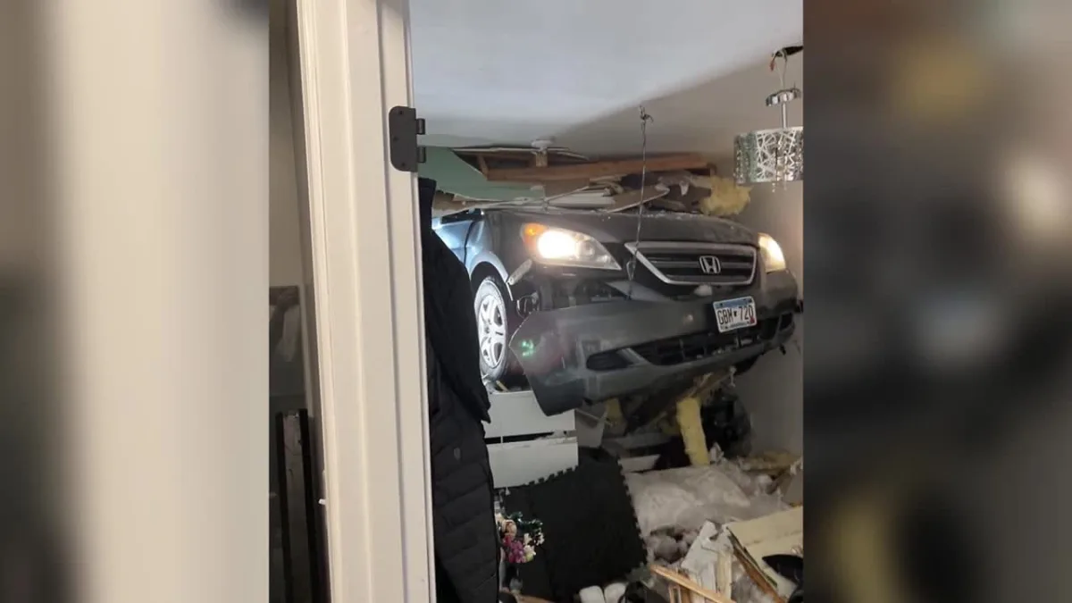 Xe minivan lao vào nhà, tông trúng phòng ngủ khi hai người đang say giấc