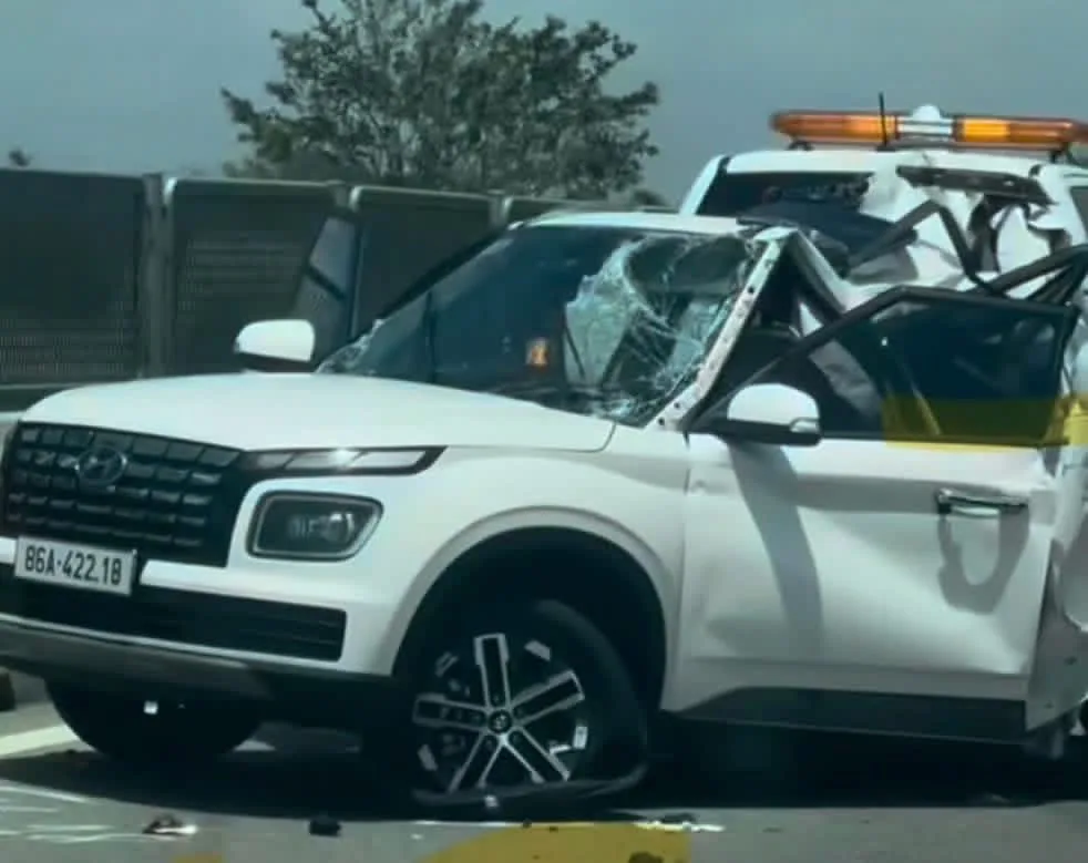 Xe tải tông ôtô dừng trên cao tốc Cam Lâm – Vĩnh Hảo, hai mẹ con tử vong